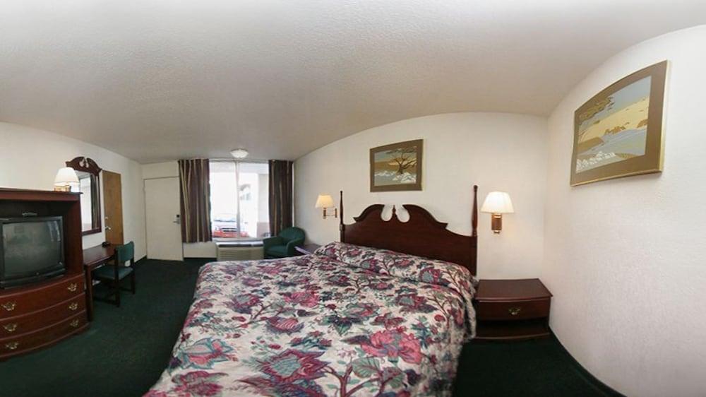 Super 8 By Wyndham Fairgrounds Motel